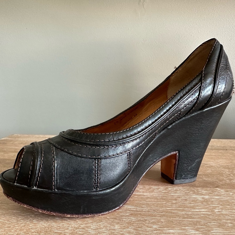 Frye leather peep-toe black heels sz 7 made in Brazil